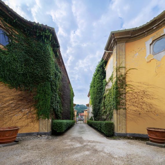 vedute esterne del castello di Azzate in provincia di Varese