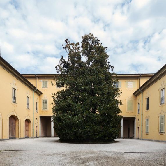 vedute esterne del castello di Azzate in provincia di Varese