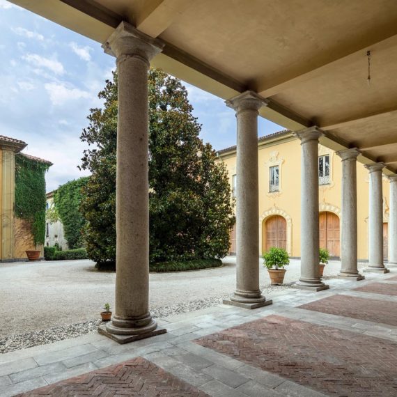 vedute esterne del castello di Azzate in provincia di Varese