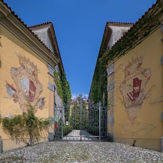 vedute esterne del castello di Azzate in provincia di Varese