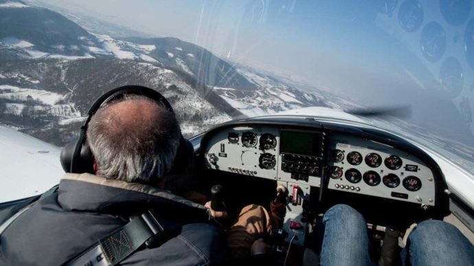 vista-interna-aereo-ultraleggero-durante-il-volo